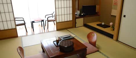 Kamar Tradisional (Curfew 11pm, ages 7+ only) | Brankas, tirai kedap cahaya, Wi-Fi gratis, dan seprai linen