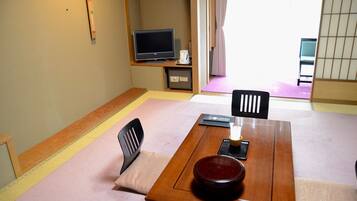 Chambre Tradition (Curfew 11pm, ages 7+ only)