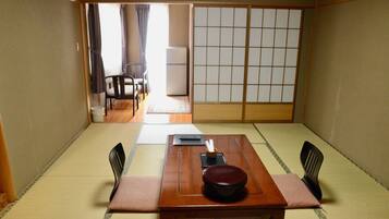 传统客房 (Curfew 11pm, ages 7+ only) | 客房内保险箱、遮光窗帘、免费 WiFi、床单