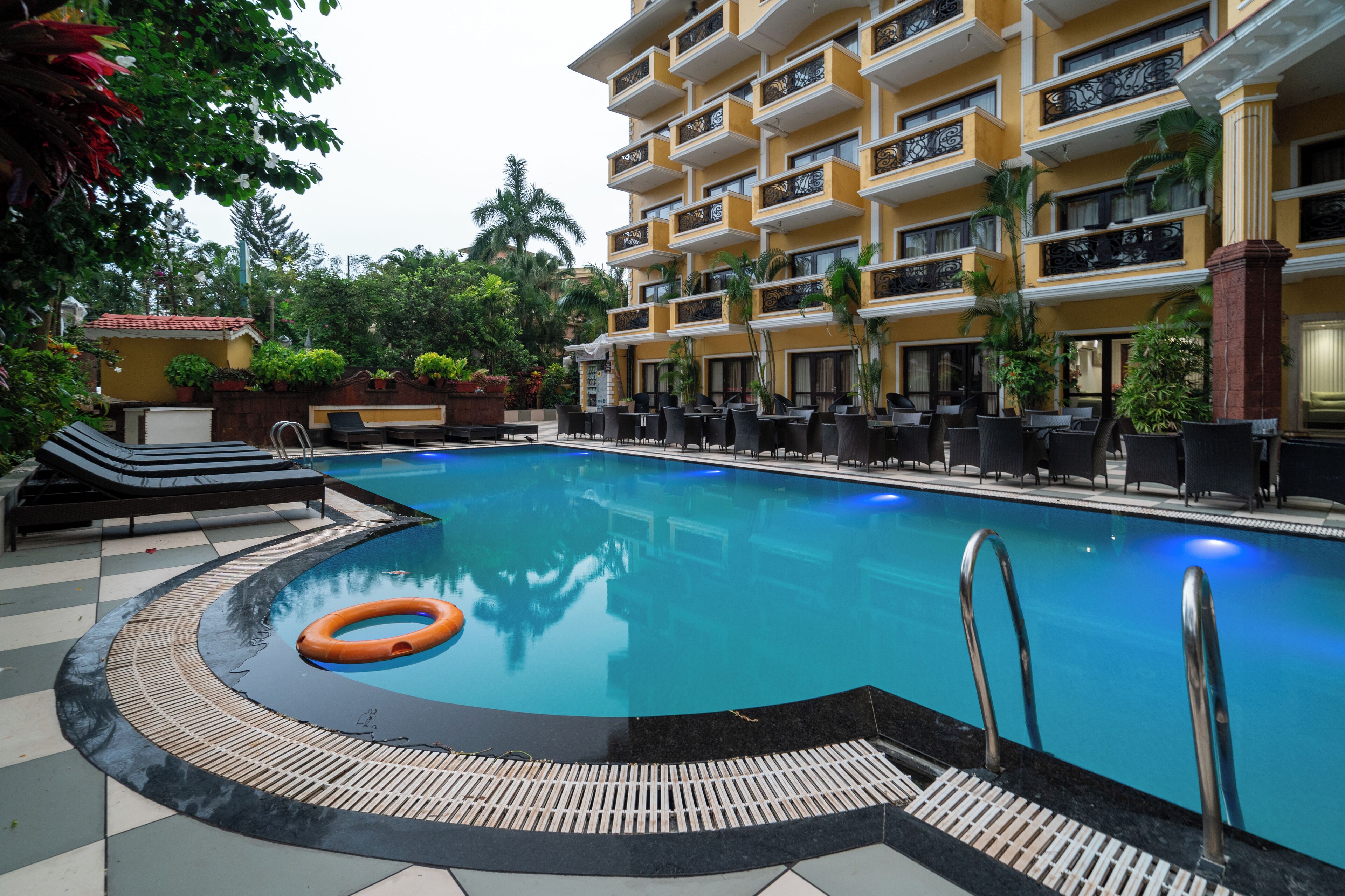 Outdoor pool, pool umbrellas, sun loungers