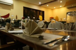 朝食、ランチ、ディナーに営業