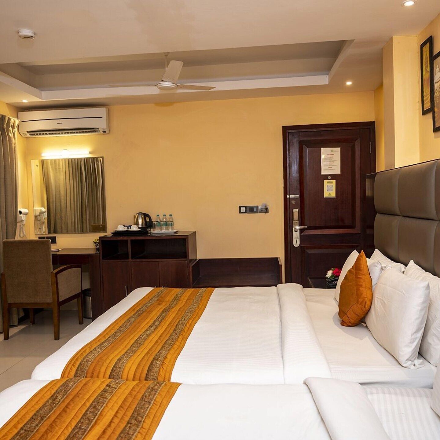 Ropa de cama de alta calidad y minibar 
