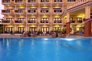 室外游泳池，池畔遮阳伞，日光浴躺椅