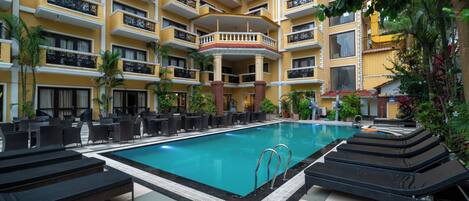 Piscine extérieure, parasols de plage, chaises longues