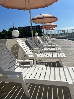 Piscine extérieure, parasols, chaises longues