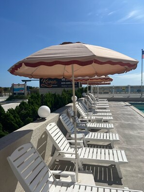 Außenpool, Sonnenschirme, Liegestühle