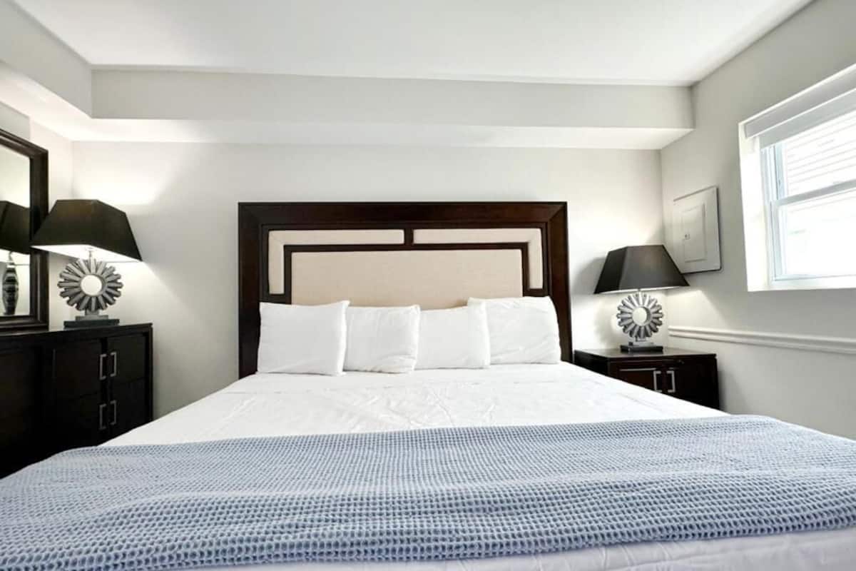 Economy Studio | Premium bedding, down comforters, free WiFi, bed sheets