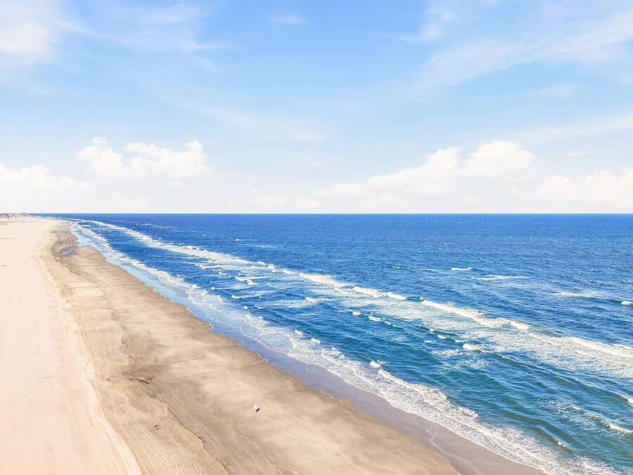 Na praia, prática de vôlei de praia