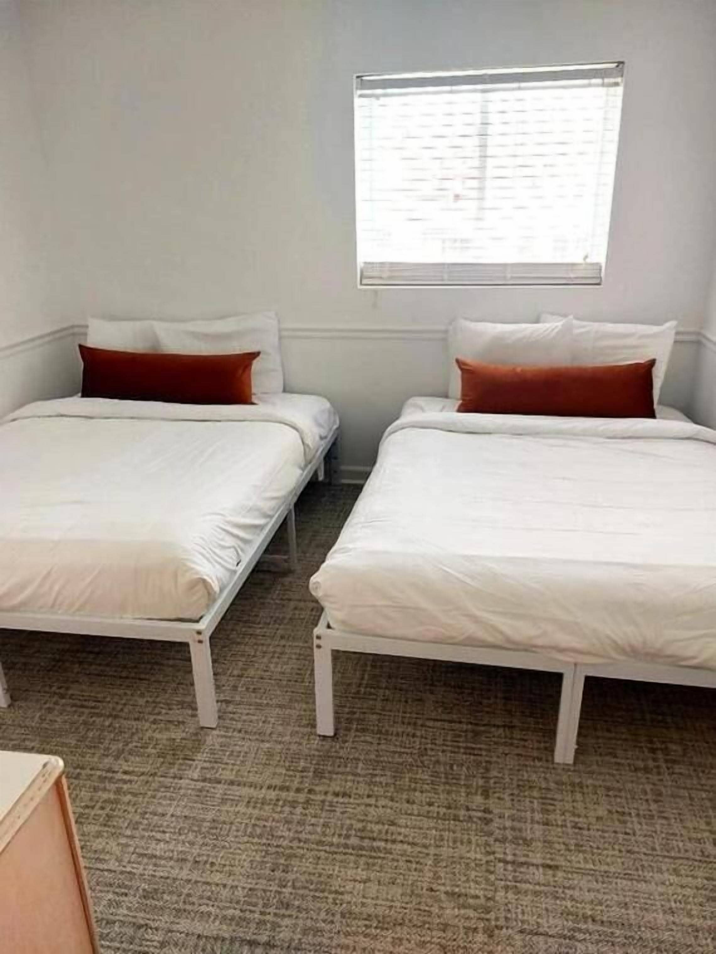 Habitación triple de lujo | Ropa de cama de alta calidad, edredón, wifi gratis y ropa de cama 