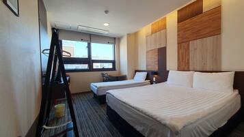 Driepersoonskamer | Individueel gedecoreerd, individueel gemeubileerd, een laptopwerkplek