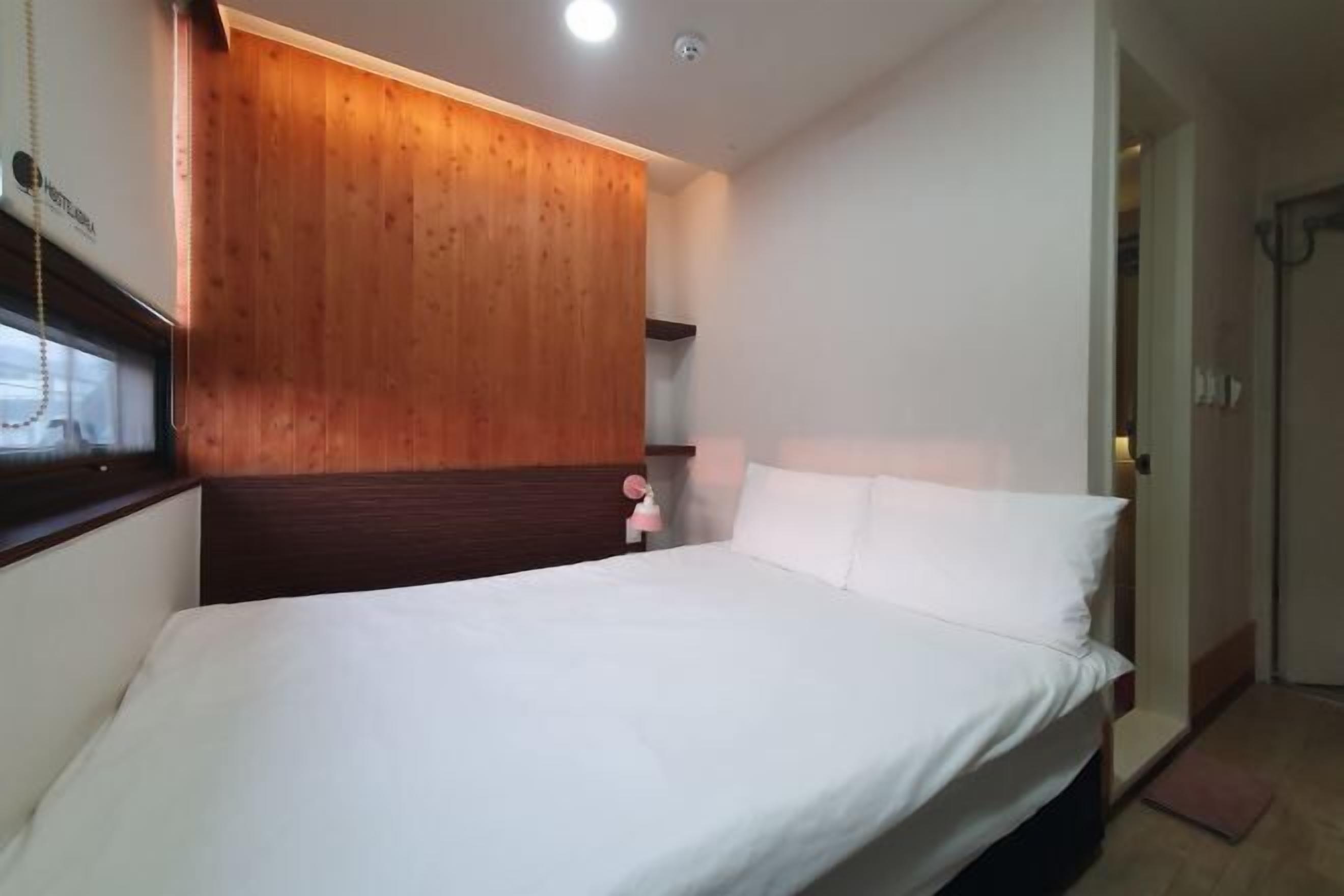 Individually decorated, individually furnished, laptop workspace