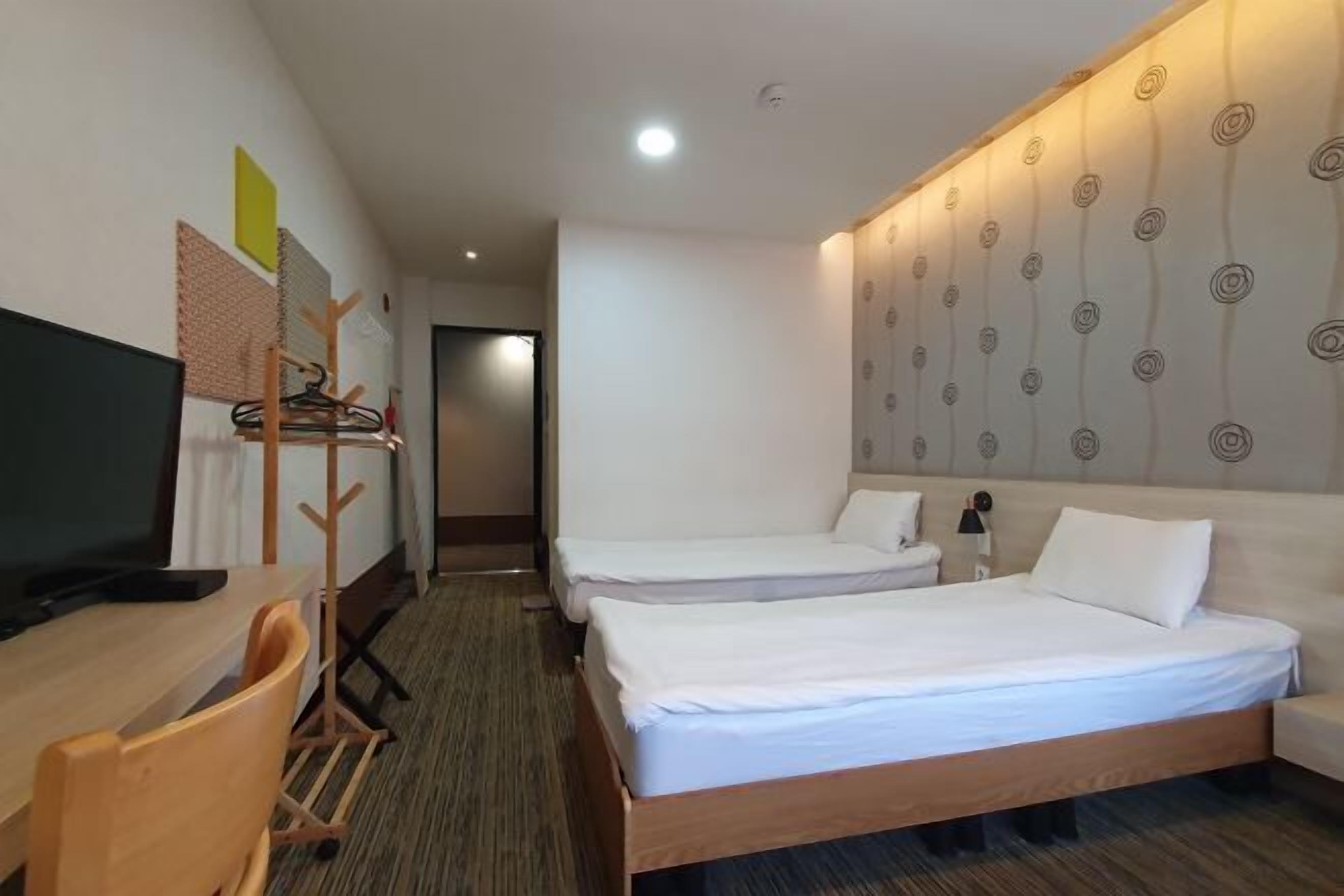 Individually decorated, individually furnished, laptop workspace