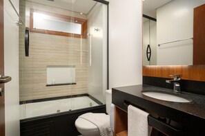 华丽公寓, 1 张双人床和 1 张沙发床 | 浴室 | 淋浴设施、免费洗浴用品、吹风机、毛巾