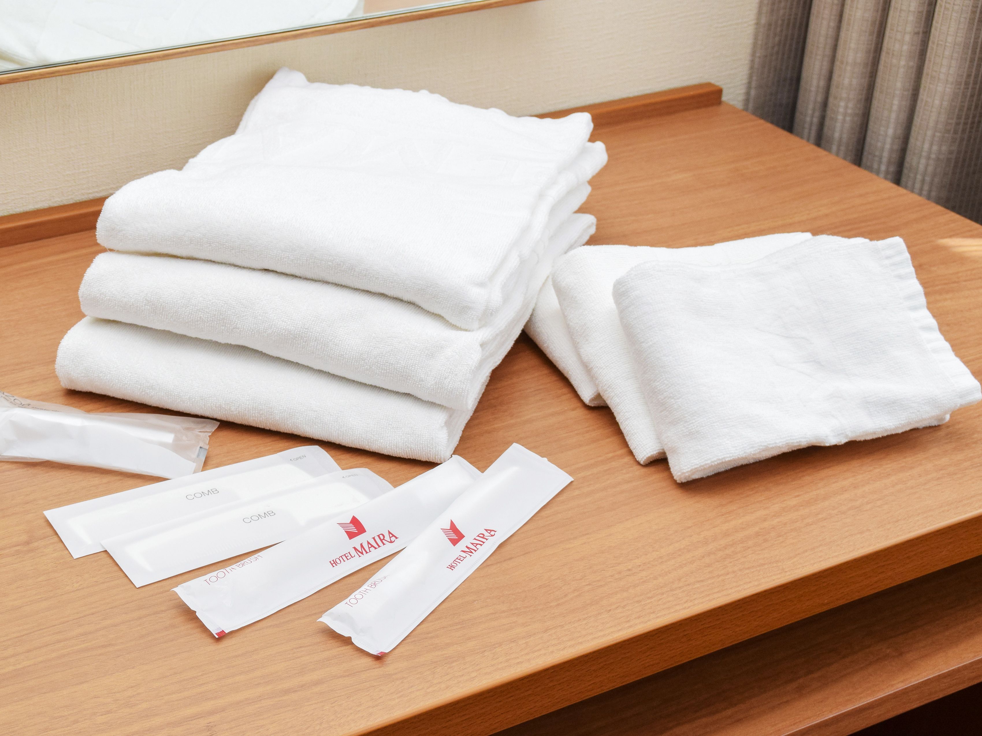 combined shower/bathtub, free toiletries, slippers, bidet