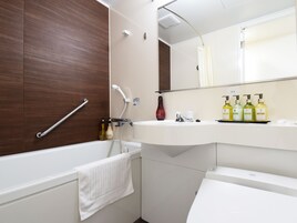 Quarto casal, 1 cama de casal, para não fumantes | Banheiro | Chuveiro/banheira combinados, produtos de toalete grátis, chinelos, bidê