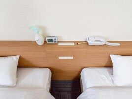 Edredons de pluma, cofres nos quartos, escrivaninha, cortinas blackout