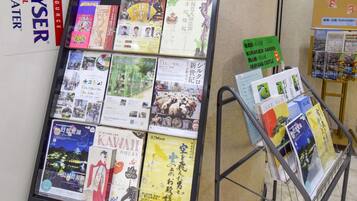 Une exposition présentant diverses couvertures de livres et des affiches d’information, probablement liées à des expositions et à des événements.