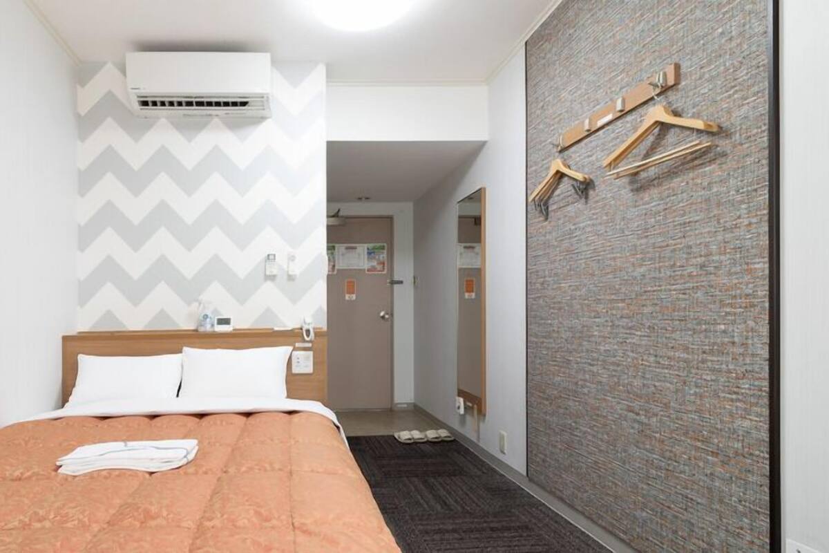 Edredons de pluma, cofres nos quartos, escrivaninha, cortinas blackout
