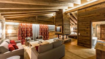 Phòng Suite, quang cảnh núi | 1 phòng ngủ, bộ đồ giường cao cấp, minibar, két bảo mật tại phòng