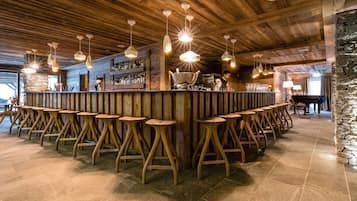 Piano bar, con vista al jardín, abre todos los días
