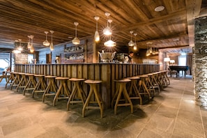 Piano bar, con vista al jardín, abre todos los días 