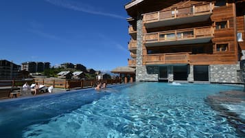 Piscina coperta, piscina all'aperto, ombrelloni da piscina, lettini