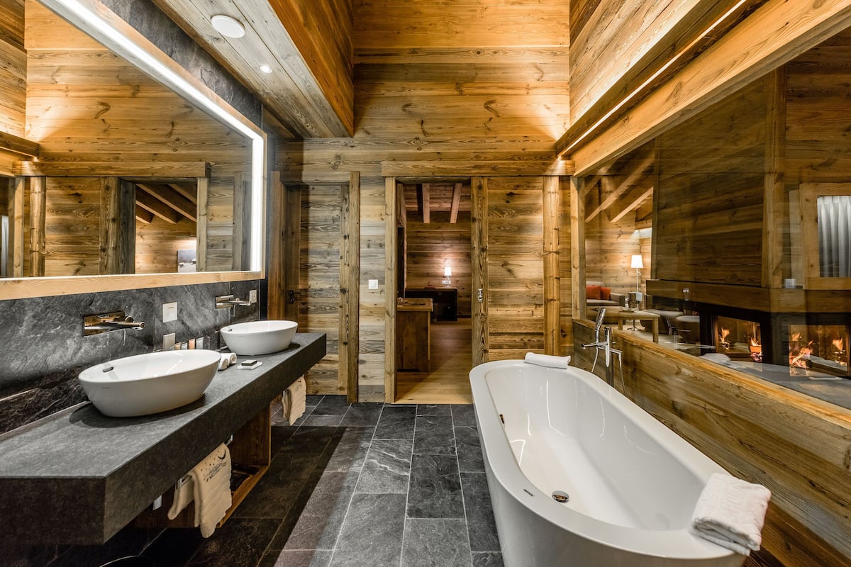 suite, mountain view | bathroom | free toiletries, hair dryer, bathrobes, slippers