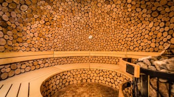 Salas de tratamiento para parejas, un sauna, una bañera de hidromasaje