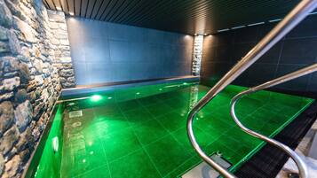 Ruang perawatan pasangan, sauna, hot tub, dan ruang uap