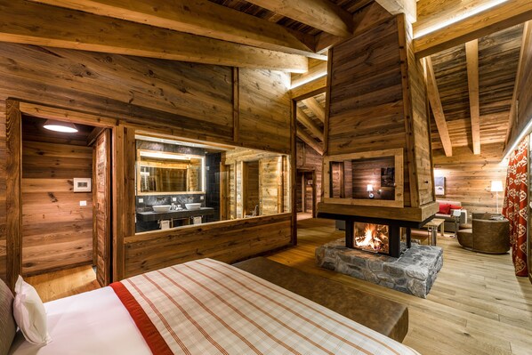 Suite, vista a la montaña | Ropa de cama de alta calidad y minibar 