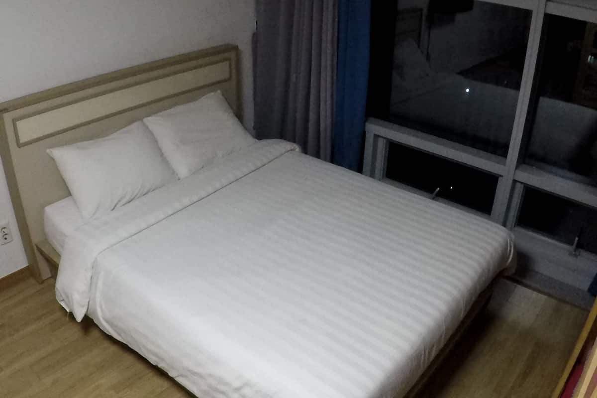Tirai kedap cahaya, setrika/meja setrika, Wi-Fi gratis, dan seprai linen
