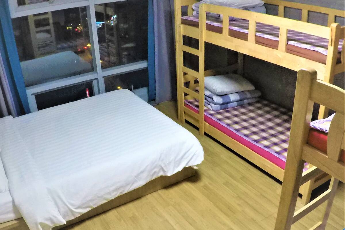 Tirai kedap cahaya, setrika/meja setrika, Wi-Fi gratis, dan seprai linen