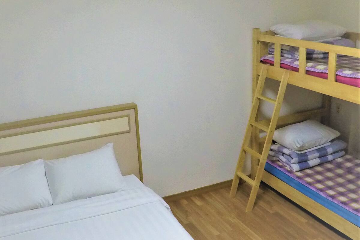 Tirai kedap cahaya, setrika/meja setrika, Wi-Fi gratis, dan seprai linen