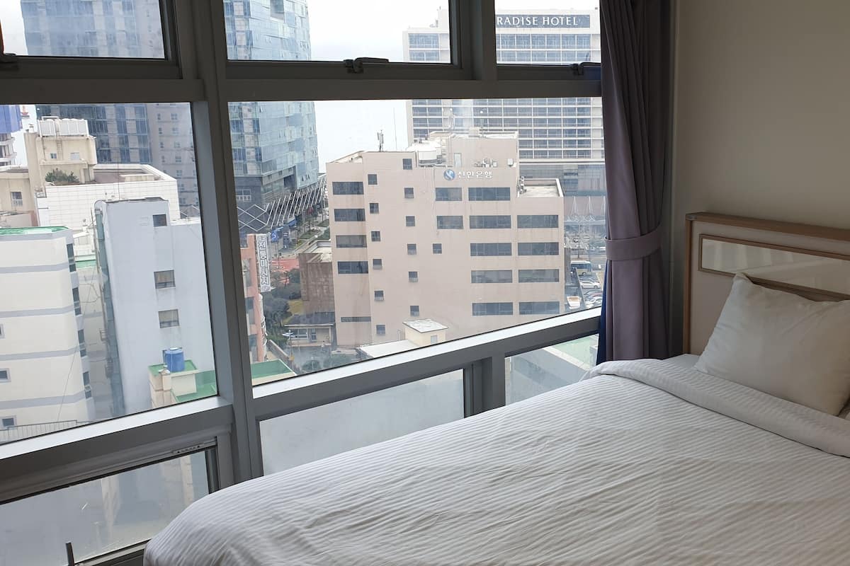 Kamar Double | Tirai kedap cahaya, setrika/meja setrika, Wi-Fi gratis, dan seprai linen