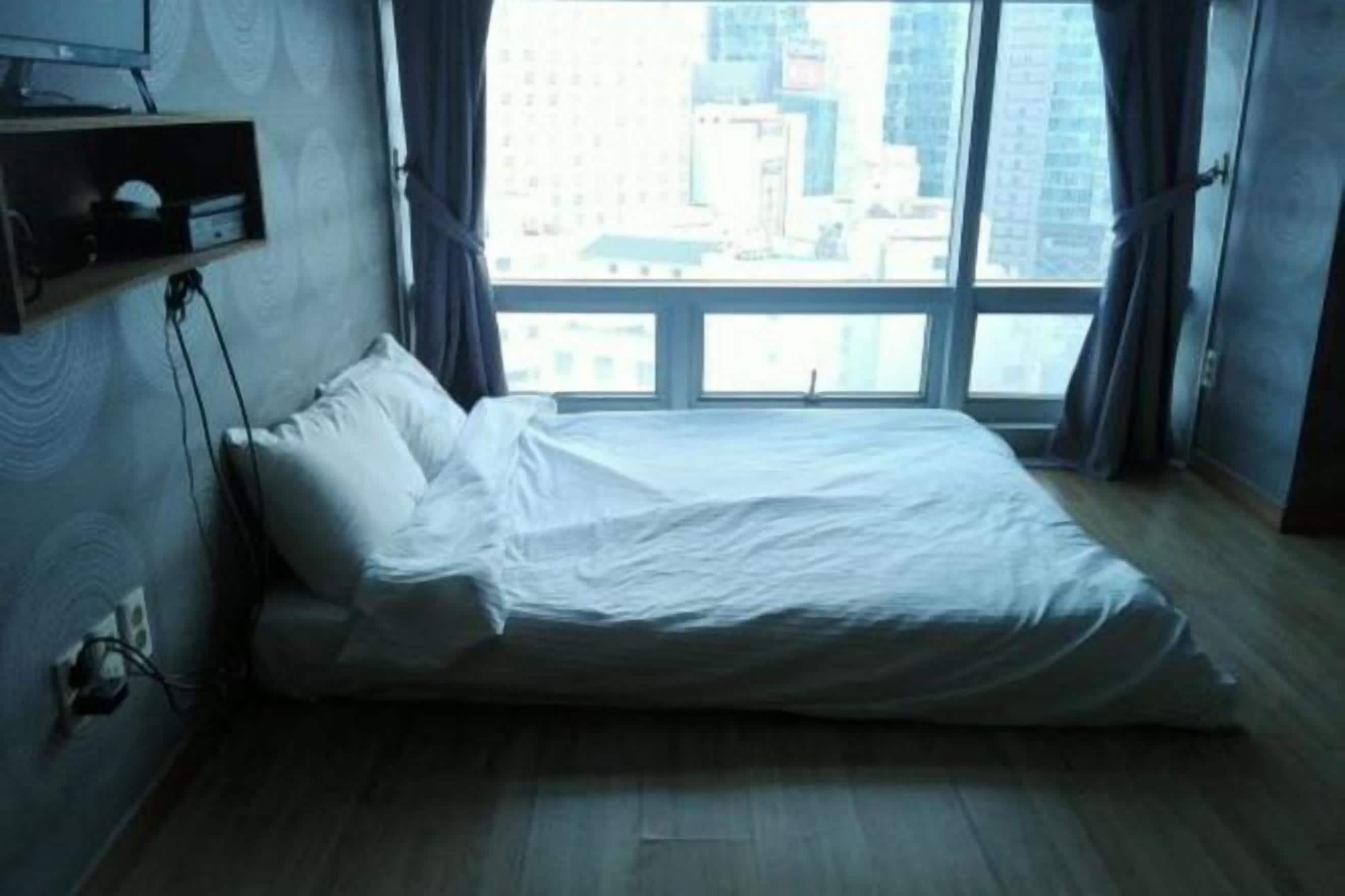 Cortinas opacas, tabla de planchar con plancha, wifi gratis