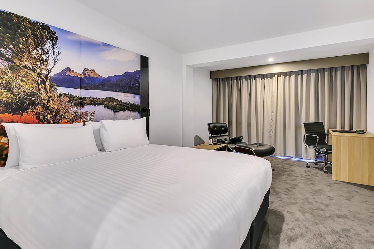 Deluxe Room, 1 King Bed | Premium bedding, down comforters, minibar, desk