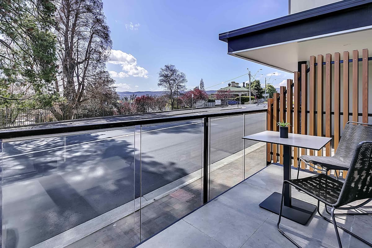 Premium Room, 1 King Bed | Premium bedding, down duvets, minibar, desk