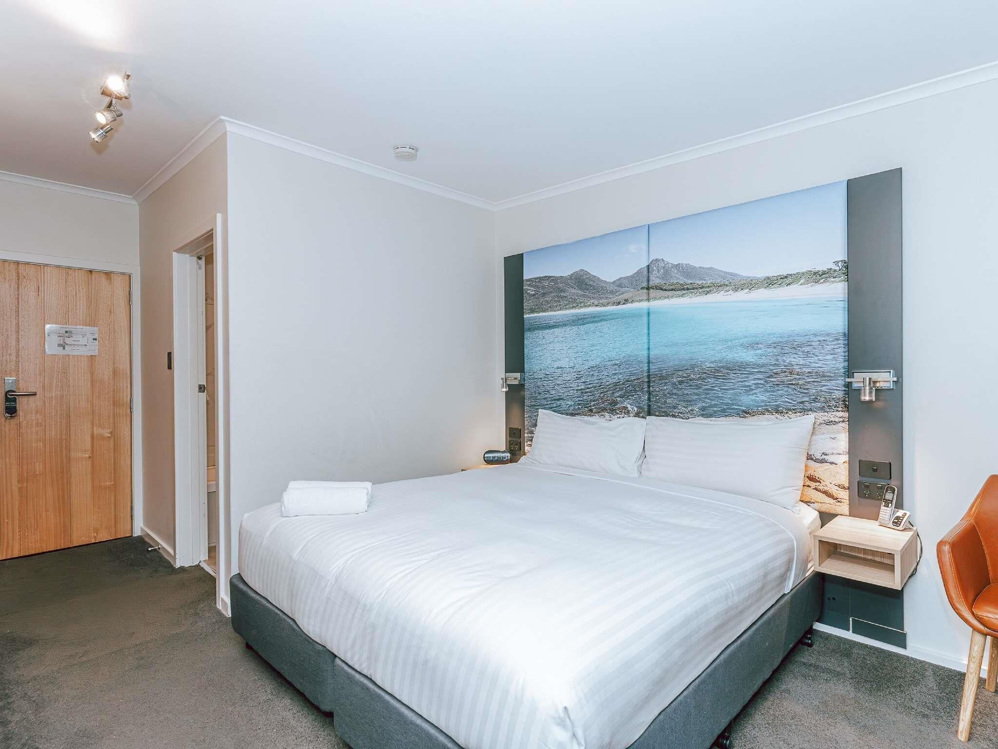 Standard Room, 1 King Bed | Premium bedding, down comforters, minibar, desk