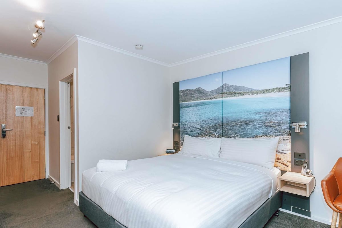 Standard Room, 1 King Bed | Premium bedding, down comforters, minibar, desk