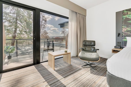 Ropa de cama de alta calidad, cubrecamas, minibar y escritorio