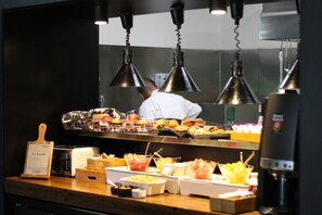 Desayuno buffet diario (AUD 27 por persona)