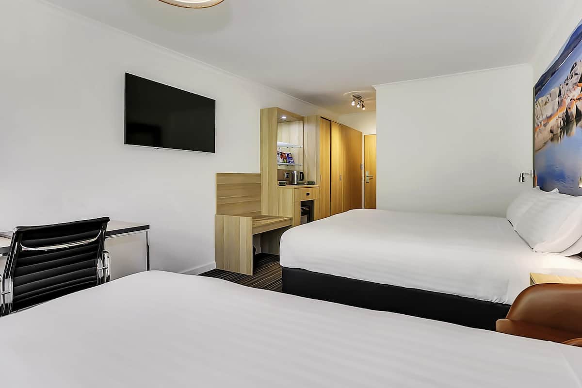 Chambre Deluxe, plusieurs lits | Literie de qualité supérieure, couette en duvet d'oie, minibar, bureau