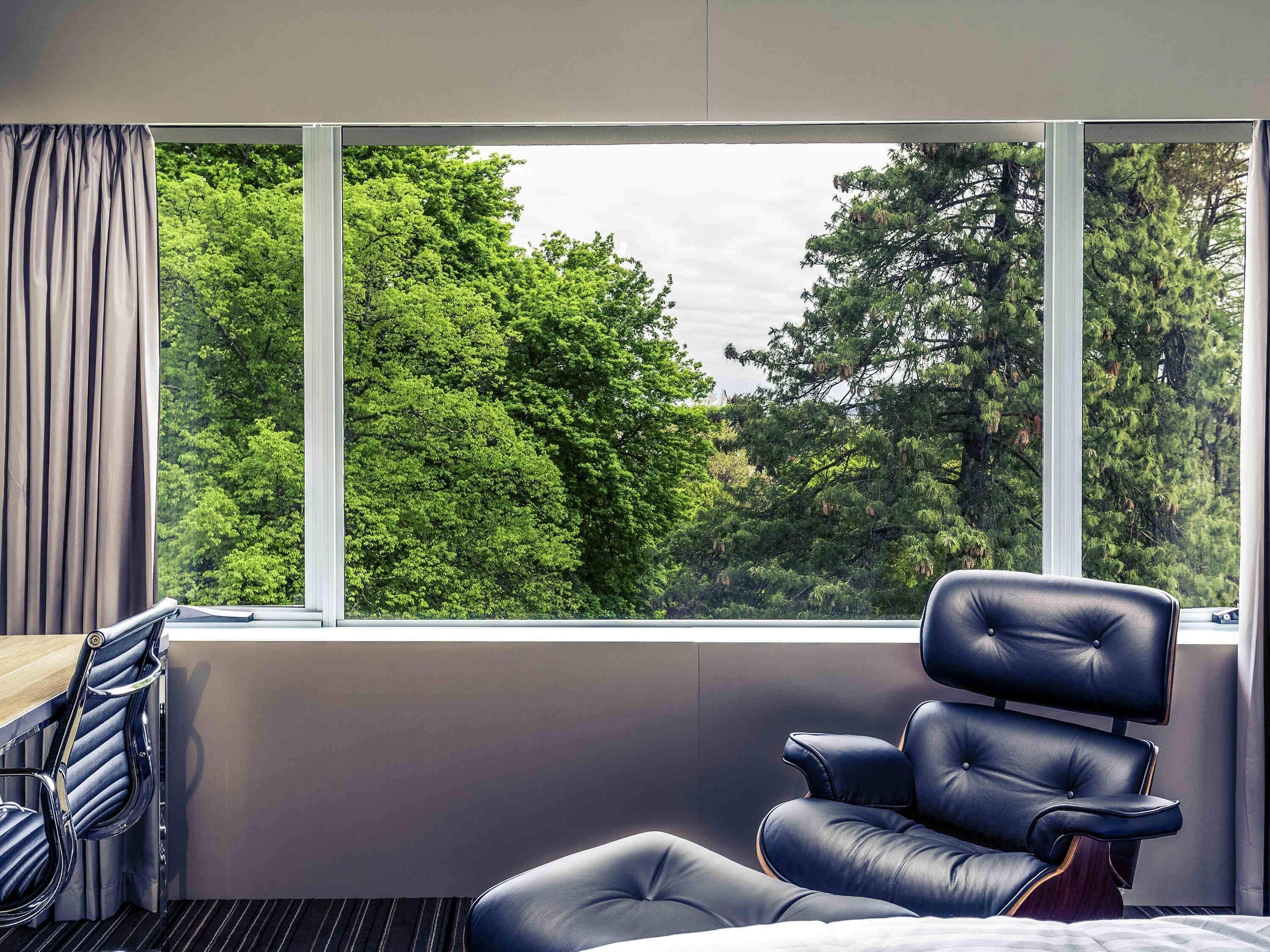 superior room, 1 queen bed | premium bedding, down duvets, minibar, desk