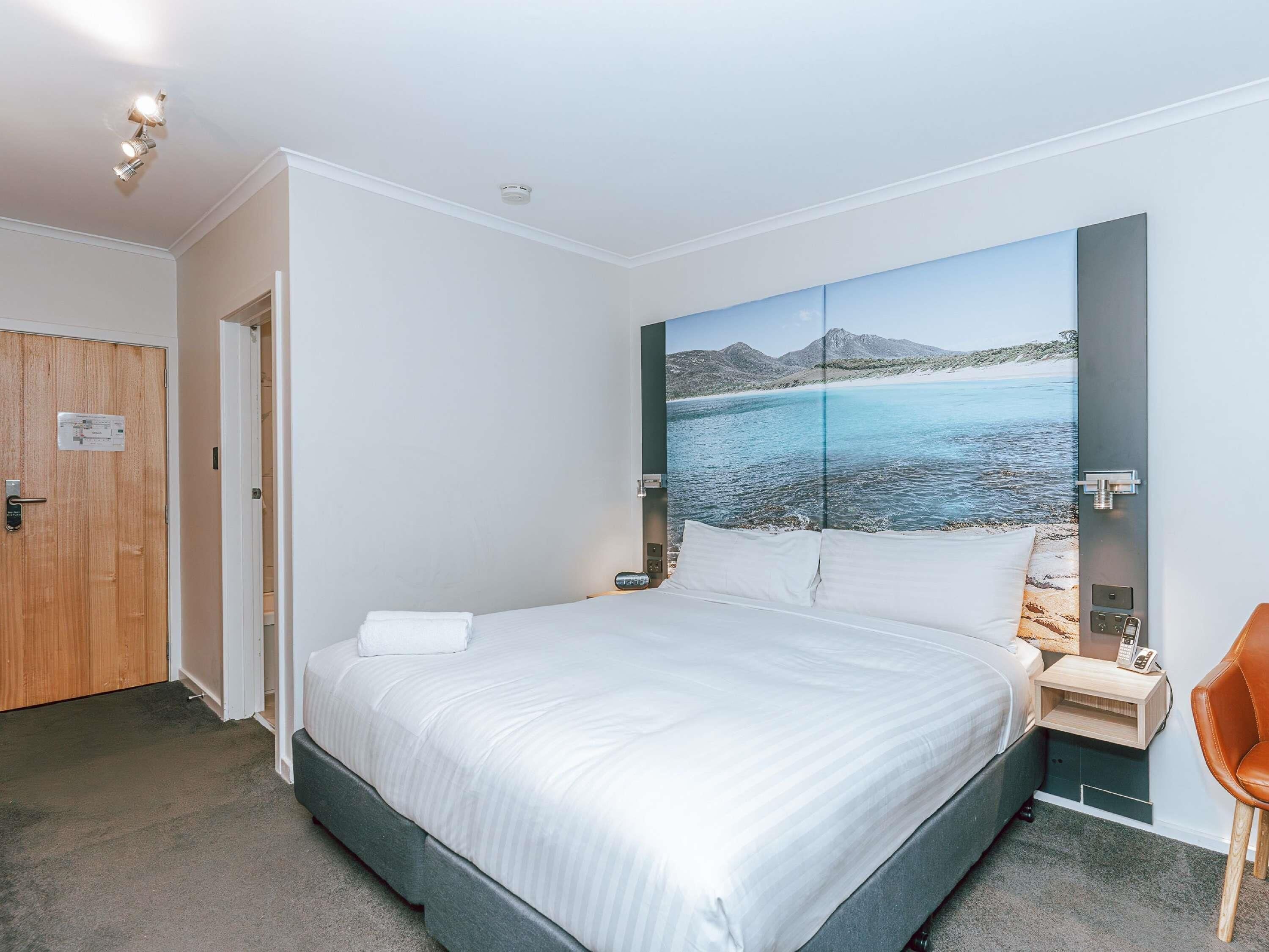 Standard Room, 1 King Bed | Premium bedding, down comforters, minibar, desk