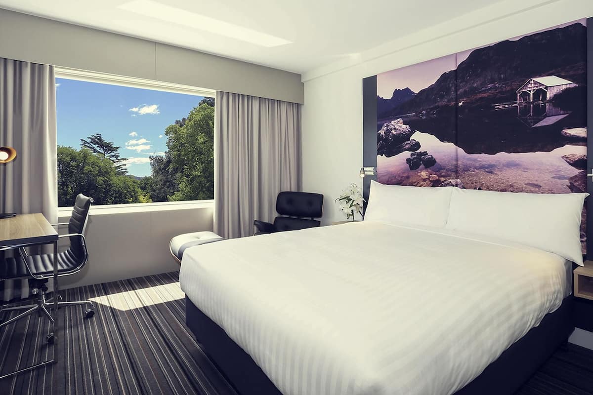 Superior Room, 1 Queen Bed | Premium bedding, down comforters, minibar, desk