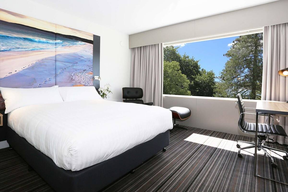 Standard Room, 1 King Bed, City View | Premium bedding, down comforters, minibar, desk