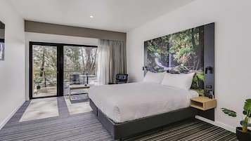 Premium bedding, down duvets, minibar, desk