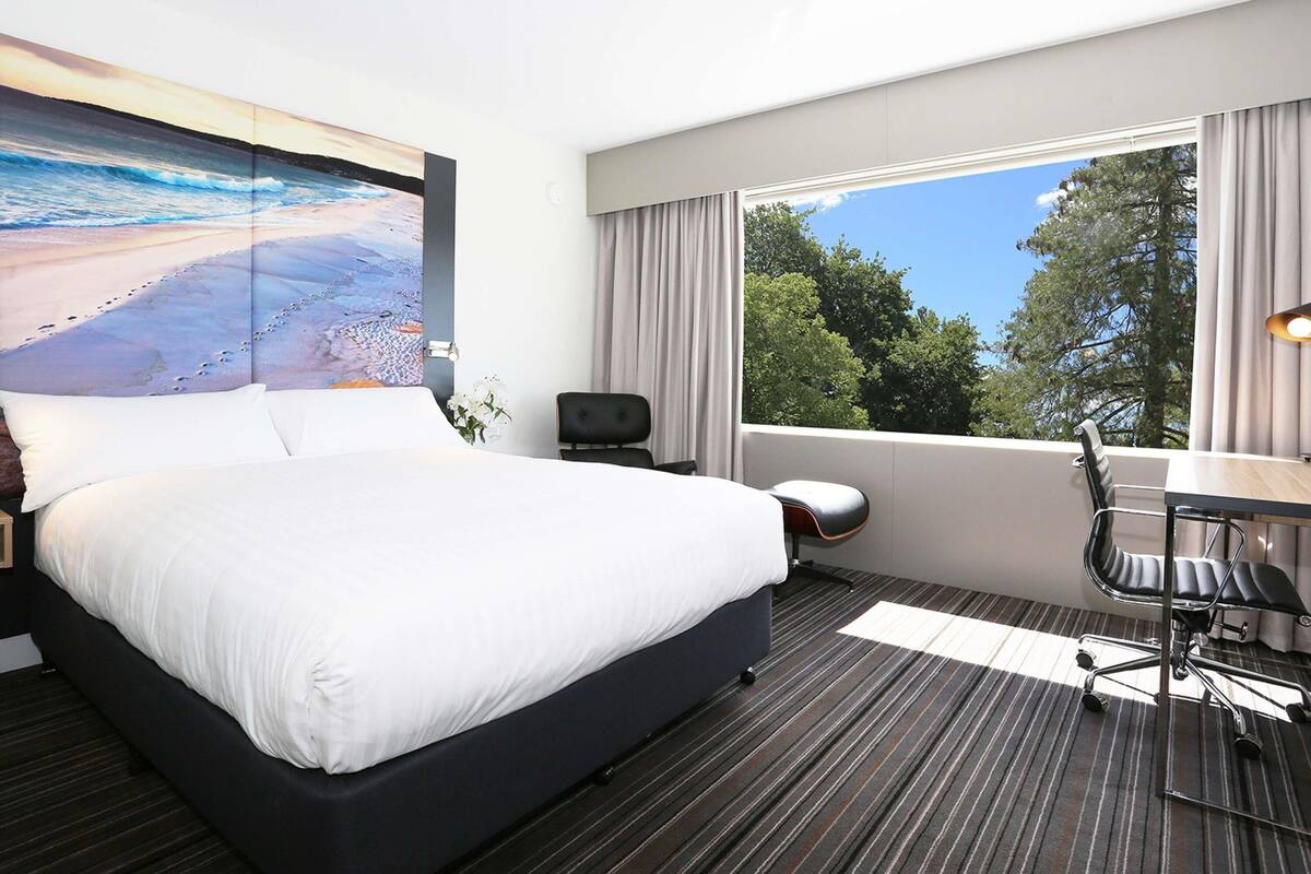 Phòng Tiêu chuẩn, 1 giường cỡ king, quang cảnh thành phố | Bộ đồ giường cao cấp, chăn bông, minibar, bàn 