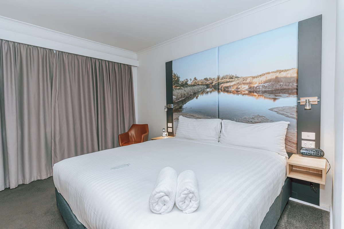 standard room, 1 king bed | premium bedding, down duvets, minibar, desk