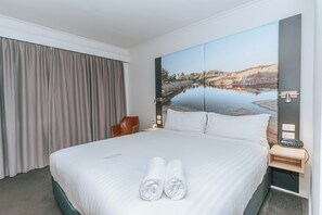 Standard Room, 1 King Bed | Premium bedding, down comforters, minibar, desk